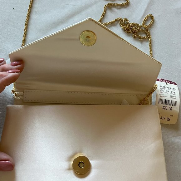 Cream Satin Clutch Purse with gold Chain shoulder strap - Picture 4 of 4
